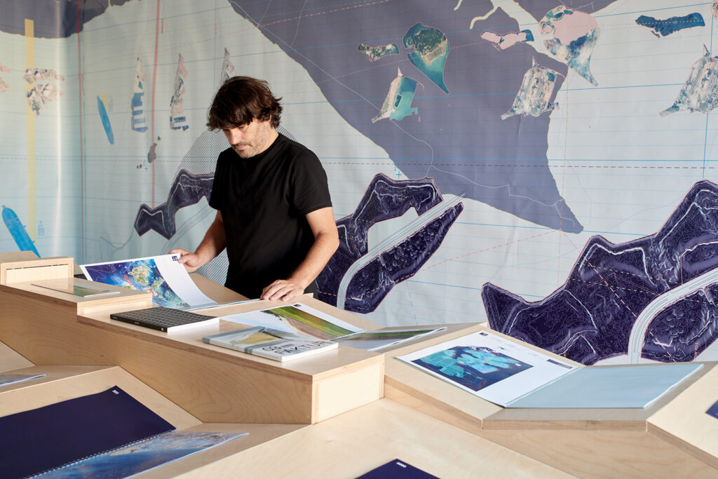 Iker Gil at Territories of Territory Extraction, MAS Context Reading Room, Chicago, 2021. © Dan Kelleghan Photography. Courtesy of MAS Context.
